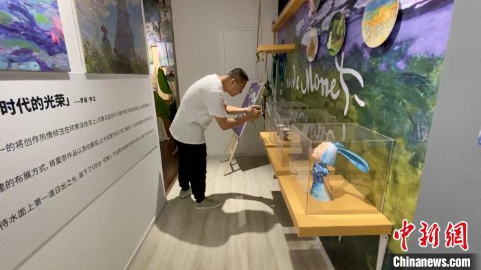 5日，在山西太原北美新天地，“莫奈·花园光影艺术展”吸引游客参观并体验。　屈丽霞 摄