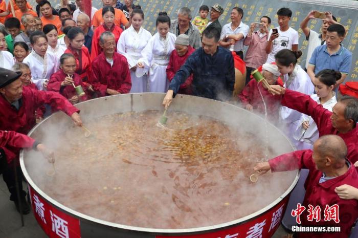 资料图：中国乌梅之乡—四川省达州市达川区在百节镇乌梅山广场举行首届乌梅旅游文化节。现场上演了一场现代版的“青梅煮酒论英雄”。图为煮酒现场。/p中新社记者 张浪 摄