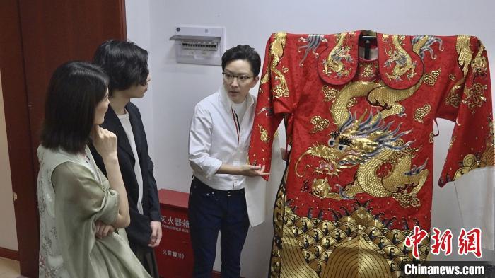 资料图：从练功房到戏服仓库、从化妆间到庭院，王珮瑜以直播的方式揭开京剧世界的美。　康玉湛 摄